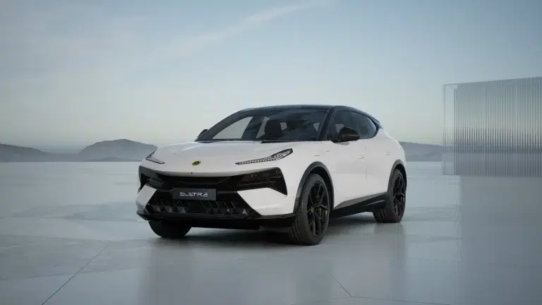 Weißer Lotus Eletre GT SE SUV in Dreiviertelansicht auf modernem Vorplatz.