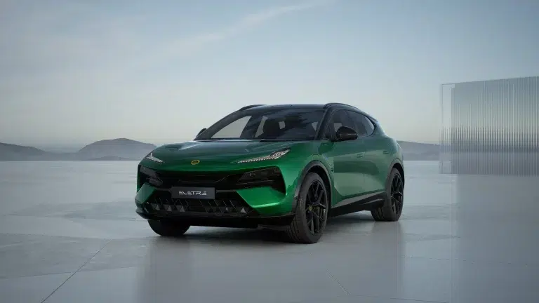 Lotus Eletre Sport SUV in Galloway-Grün, von vorne links vor einer modernen, offenen Kulisse.