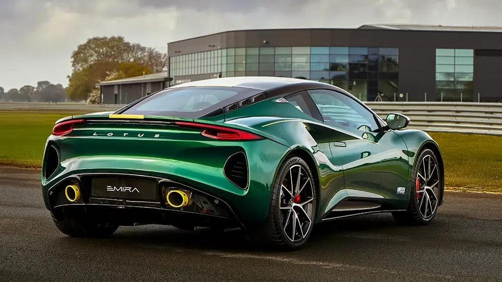 Grüner Lotus Emira Clark Edition Sportwagen auf einer Rennstrecke.