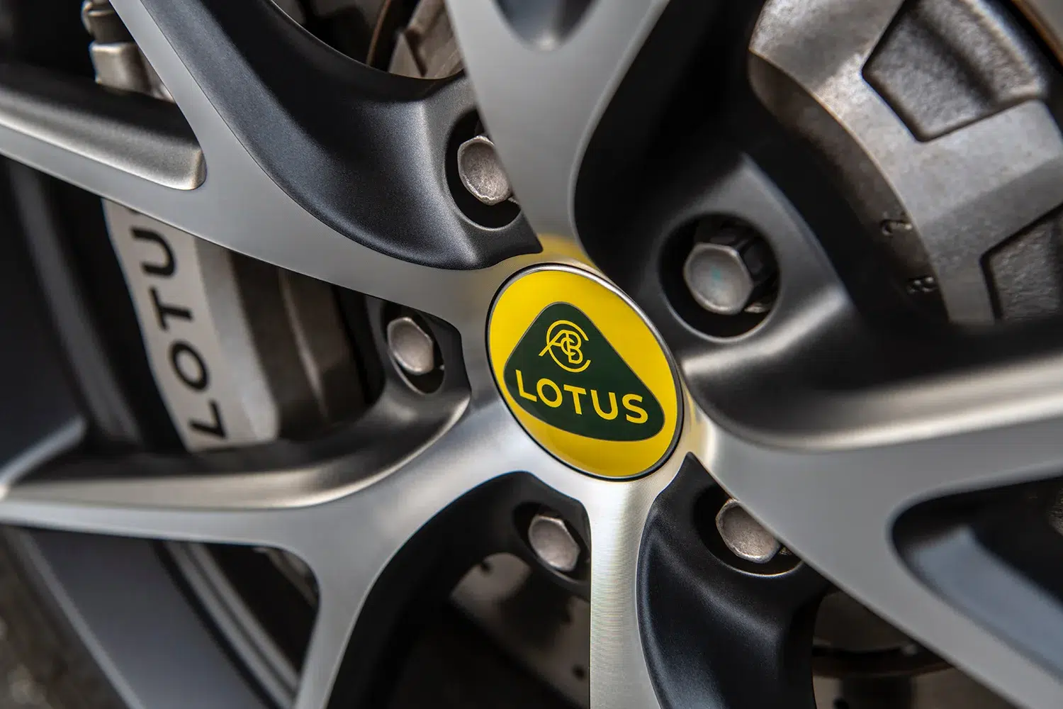 Detailaufnahme des Leichtmetallrads eines Lotus Emira mit Lotus Logo und Schriftzug auf dem Bremssattel.