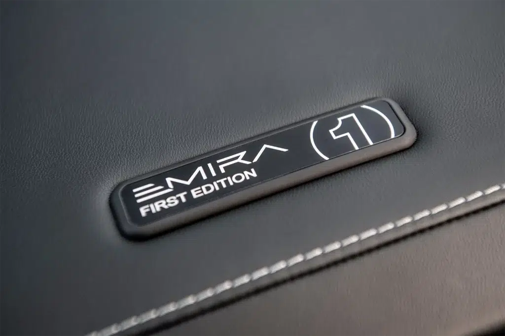 Emira First Edition (1) Emblem auf schwarzem Interieur mit weißer Naht.