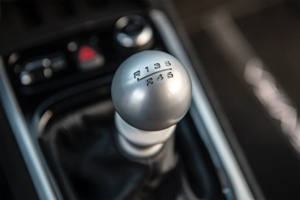 Nahaufnahme des 6-Gang-Schalthebels im Innenraum eines Lotus Emira.
