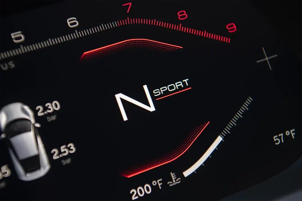 Digitales Cockpit eines Sportwagens im N Sport-Modus mit Drehzahlmesser, Temperatur- und Reifendruckanzeigen