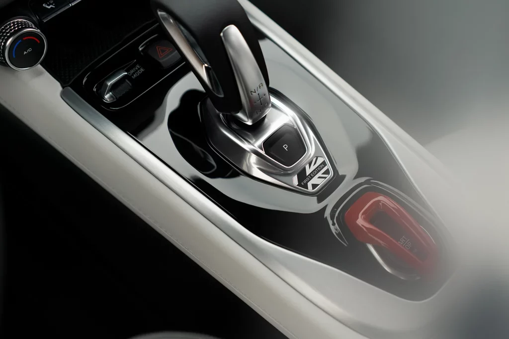 Mittelkonsole des Lotus Emira First Edition mit Automatik-Wählhebel und rotem Start-Stopp-Knopf.