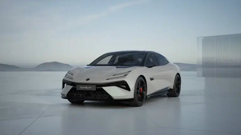 Vorderansicht des Lotus Emeya 600 Sport SE in Boreal-Grau auf einer modernen Plattform vor Bergen und See.
