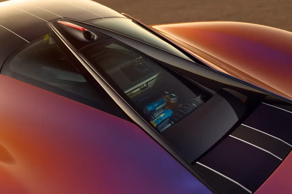 Draufsicht auf das irisierende Heck eines Lotus Evija mit orange-violetter Lackierung und blauen Komponenten unter der transparenten Abdeckung.