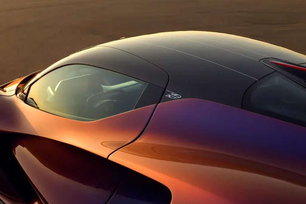 Detailansicht des Lotus Evija mit changierender Lackierung von Orange zu Lila und schwarzem Dach.