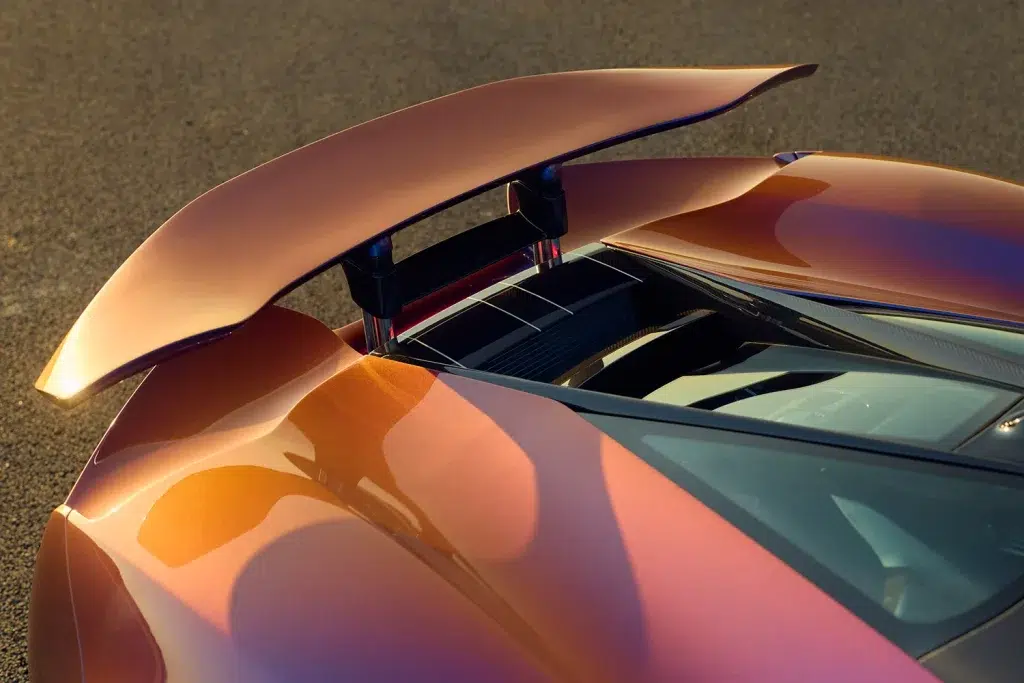 Der große Heckspoiler des Lotus Evija mit metallisch changierender Lackierung.