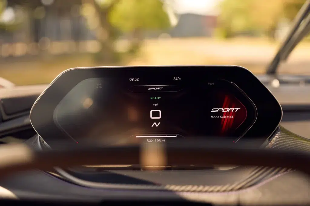 Digitales Cockpit des Lotus Evija mit Sportmodus-Anzeige.