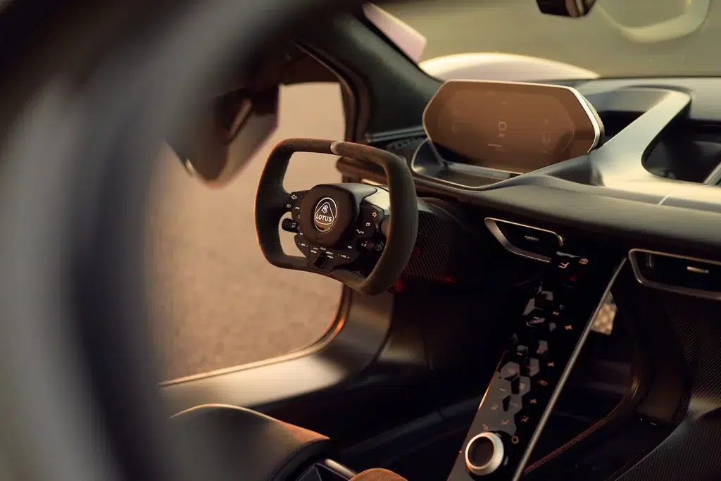 Der sportliche Innenraum des Lotus Evija mit Multifunktionslenkrad und digitalen Anzeigen.