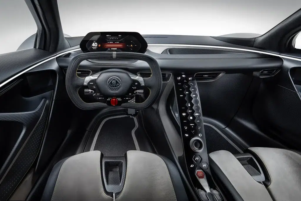 Cockpit des Lotus Evija mit Lenkrad, digitalem Display und vertikaler Mittelkonsole.