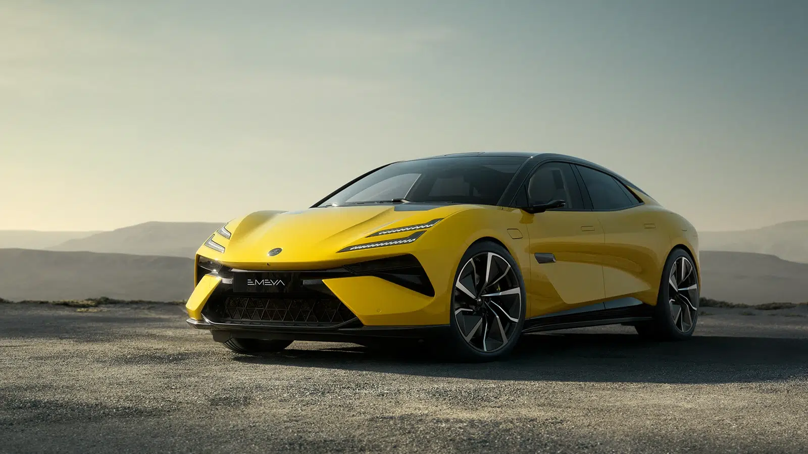 Gelber Lotus Emeya auf einer Straße vor einer hügeligen Landschaft.