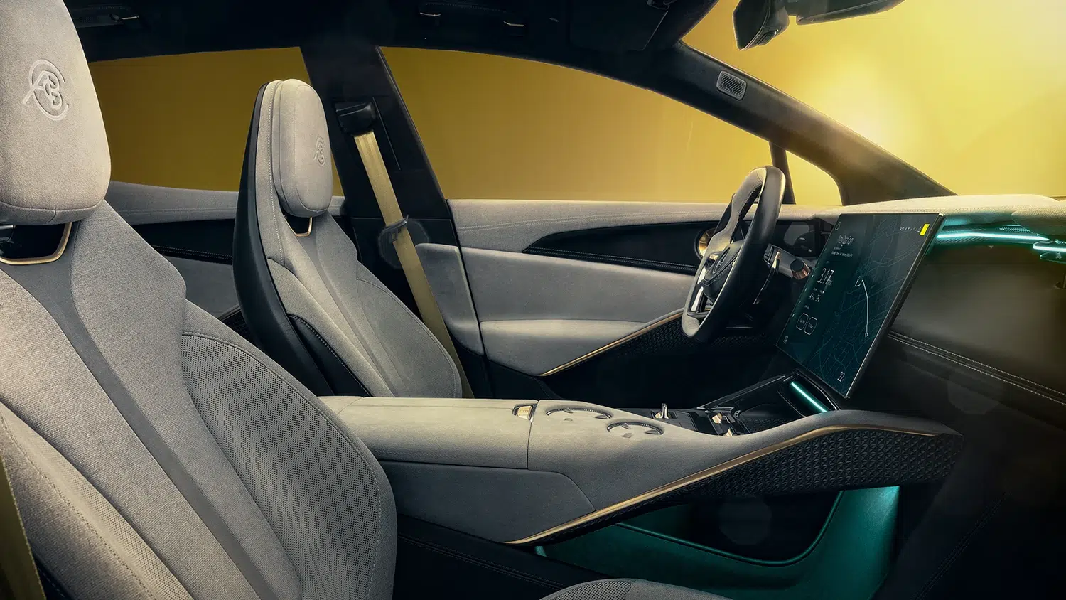 Innenraum des Lotus Eletre mit hellgrauen Sitzen, großem zentralen Display und blauer Ambientebeleuchtung.