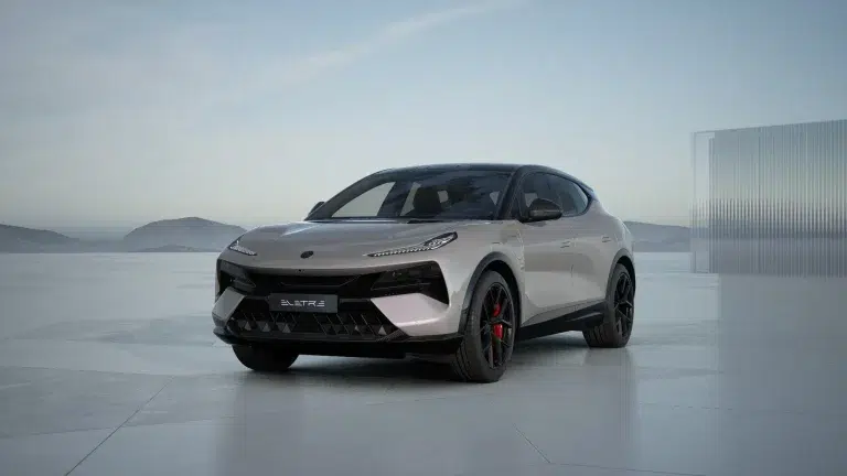Lotus Eletre Sport-SUV in Blossom Grau, frontal vor minimalistischer Kulisse.