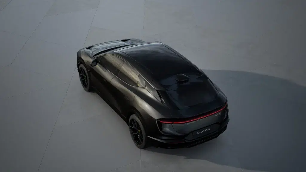 Schwarzer Lotus Eletre Business Edition von schräg oben hinten auf grauer Fläche.