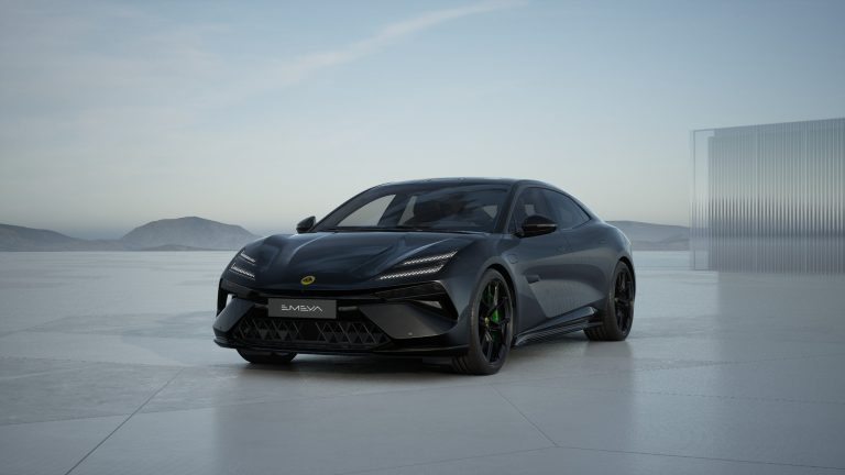 Vorderansicht des Lotus Emeya 600 SE Sport in Stellar Black auf einem hellen Platz vor einer See- und Berglandschaft.