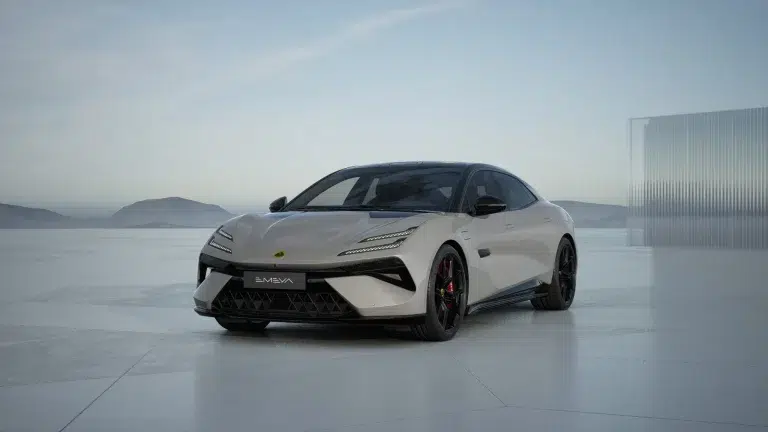 Der elegante Lotus Emeya Sport SE in Kaimu Grau steht in einer weiten, modernen Landschaft.