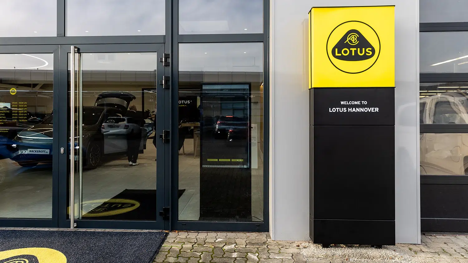 Eingangsbereich des Lotus Center Hannover und Blick in den Showroom.