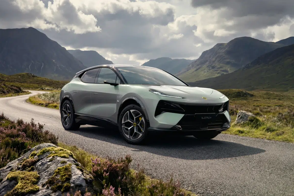 Ein hellgrüner Lotus Eletre auf einer kurvigen Bergstraße vor einer malerischen Berglandschaft.