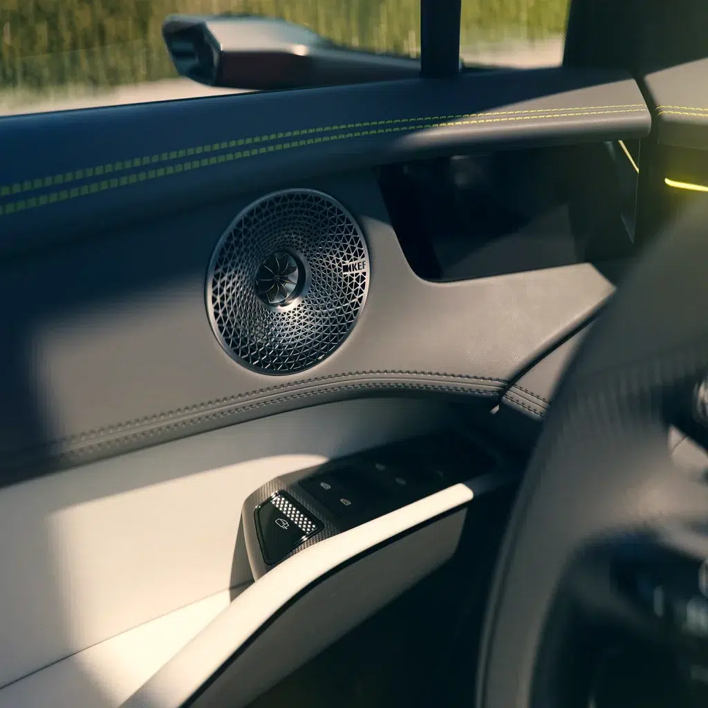Detailansicht des KEF-Audiosystems im modernen Innenraum des Lotus Eletre.