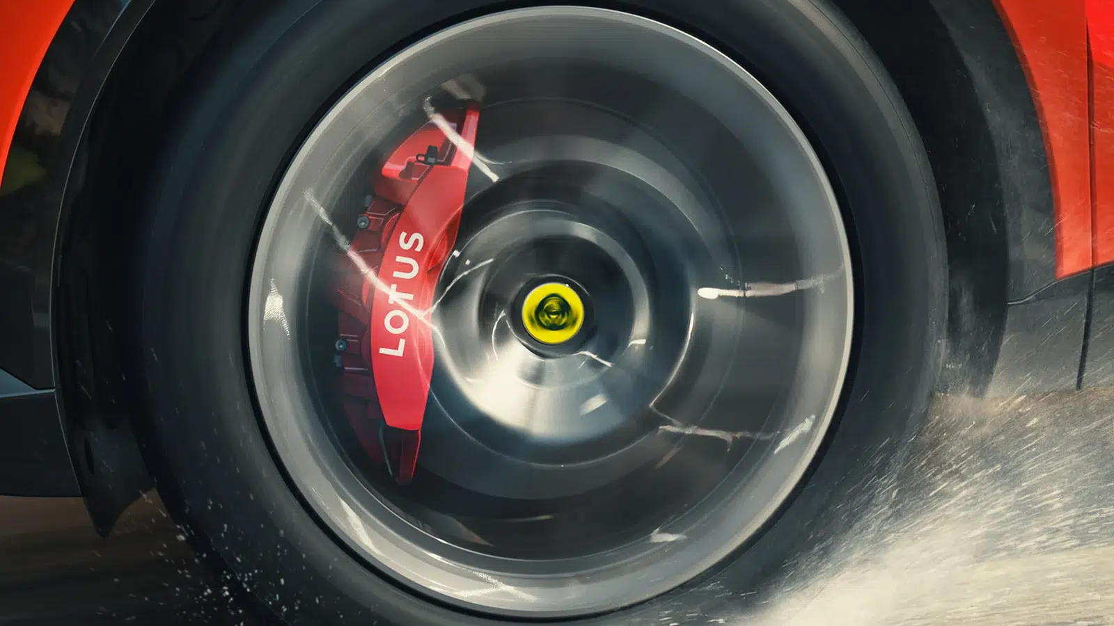 Nahaufnahme des roten Bremssystems mit Lotus-Schriftzug an einer rotierenden Felge des Lotus Eletre.